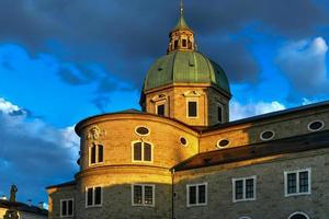 la famosa catedral de salzburgo en domplatz en salzburgo, austria. foto