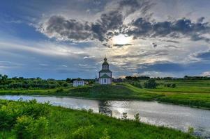 iglesia del profeta aross el río kamenka en el anillo de oro - suzdal, rusia. foto