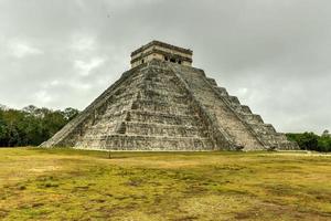 pirámide de kukulkan en chichén itzá, la antigua ciudad maya en la región de yucatán en méxico. foto