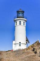 faro de la isla de anacapa con gaviotas anidando en el parque nacional de las islas del canal en el condado de ventura en california. foto