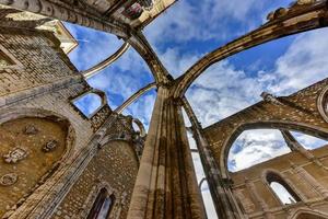 el convento de nuestra señora del monte carmelo en lisboa, portugal. el convento medieval se arruinó durante la secuencia del terremoto de lisboa de 1755. foto