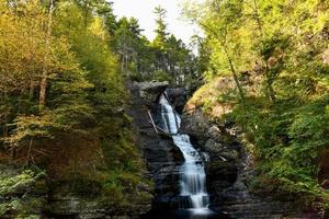 vista de las cataratas raymondskill ubicadas en raymondskill creek, pennsylvania, estados unidos. foto