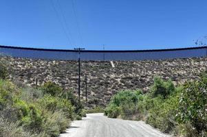 el muro fronterizo entre estados unidos y méxico desde san diego, california mirando hacia tijuana, méxico. foto