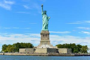 la estatua de la libertad desde el puerto de la libertad. foto