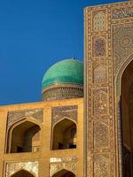 antigua madrasa mir-i-arab en el complejo po-i-kalyan en bukhara, uzbekistán. foto