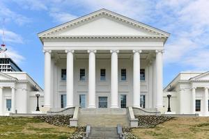 el capitolio del estado de virginia, diseñado por thomas jefferson, quien se inspiró en la arquitectura griega y romana en richmond, virginia. foto