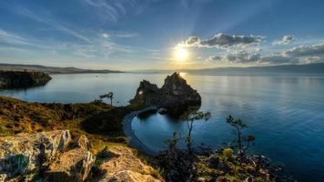 roca chamán, isla de olkhon, lago baikal, rusia foto