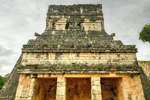 la plataforma de águilas y jaguares en chichén itzá, méxico. foto