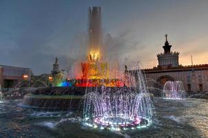 la fuente de flores de piedra en vdnh, el centro de exposiciones de toda Rusia en moscú, rusia. foto