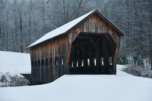 Puente cubierto mill brook en hartland, vermont durante el invierno. foto