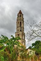 histórica torre de vigilancia de esclavos en manaca iznaga, valle de los ingenios, trinidad, cuba. la torre manaca iznaga es el mirador más alto jamás construido en la región azucarera del caribe. foto