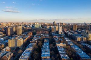 vista aérea del horizonte de brooklyn a través de prospect heights en brooklyn, nueva york. foto