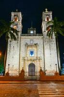 catedral de san gervasio, una iglesia histórica en valladolid en la península de yucatán de méxico. construido en 1706 para reemplazar el edificio original de 1545 que fue destruido por el gobierno colonial español. foto