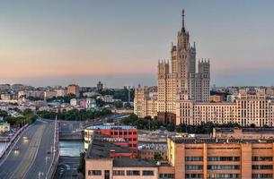 vista panorámica del horizonte de moscú durante la puesta de sol en rusia. foto