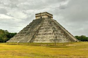 pirámide de kukulkan en chichén itzá, la antigua ciudad maya en la región de yucatán en méxico. foto