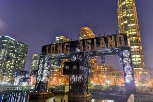 muelle de long island cerca del parque estatal gantry plaza - distrito de queens - ciudad de nueva york. foto