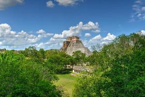 la piramide del mago en uxmal, yucatan, mexico. es la estructura más alta y más reconocible de uxmal. foto