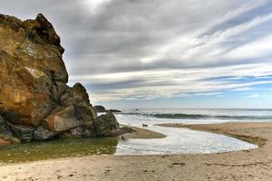 vista de la costa rocosa del pacífico desde el parque estatal garrapata, california. foto