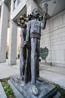 escultura de adán y eva de munehiro ikeda por el edificio del gobierno metropolitano de tokio en tokio, japón, 2022 foto
