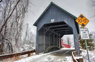 puente cubierto de best en brownsville, vermont durante el invierno. foto