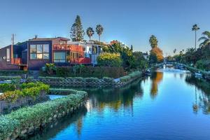 el área icónica de los canales de venecia en venecia, california, estados unidos foto