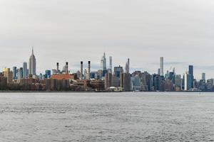 vista panorámica del lado este del horizonte de manhattan desde brooklyn, nueva york. foto