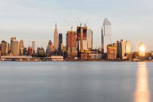 horizonte de la ciudad de nueva york visto desde weehawken, nueva jersey. foto