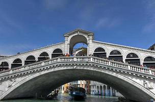 el puente de rialto a lo largo del gran canal en venecia, italia foto