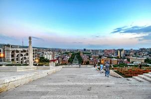 yerevan, armenia - 8 de julio de 2018 - complejo de cascada de yerevan, una escalera gigante hecha de piedra caliza en yerevan, armenia. une el área de Ketron del centro de Ereván con el barrio de los monumentos. foto