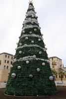 árbol de año nuevo en la plaza del pueblo en israel. foto