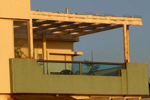balcón: una plataforma con barandillas que sobresalen en los pisos superiores del edificio. foto