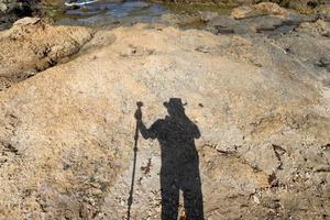 la sombra del fotógrafo en la orilla del mar. foto