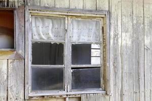 una pequeña ventana en un edificio residencial en una gran ciudad foto