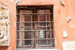 una pequeña ventana en un edificio residencial en una gran ciudad foto