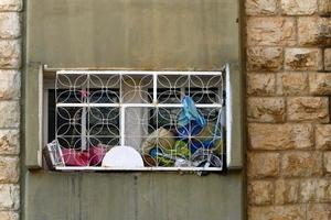 una pequeña ventana en un edificio residencial en una gran ciudad foto