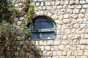 una pequeña ventana en un edificio residencial en una gran ciudad foto