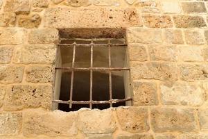 una pequeña ventana en un edificio residencial en una gran ciudad foto