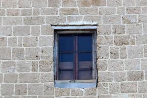 una pequeña ventana en un edificio residencial en una gran ciudad foto