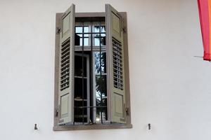 una pequeña ventana en un edificio residencial en una gran ciudad foto