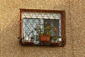 una pequeña ventana en un edificio residencial en una gran ciudad foto