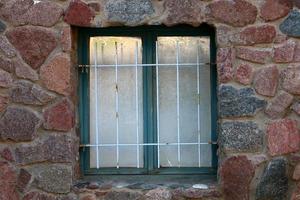 una pequeña ventana en un edificio residencial en una gran ciudad foto