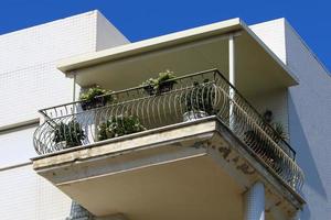 balcón: una plataforma con barandillas que sobresalen en los pisos superiores del edificio. foto