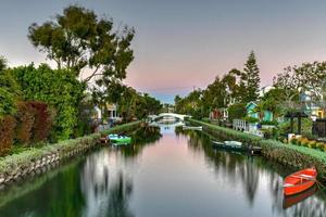 el área icónica de los canales de venecia en venecia, california, estados unidos foto