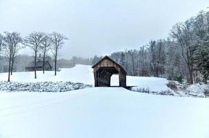 Puente cubierto mill brook en hartland, vermont durante el invierno. foto