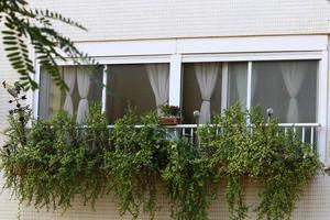 una pequeña ventana en un edificio residencial en una gran ciudad foto