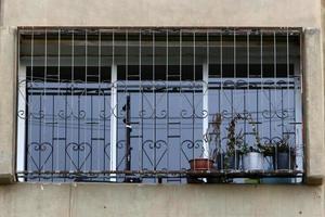 una pequeña ventana en un edificio residencial en una gran ciudad foto