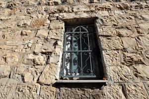 una pequeña ventana en un edificio residencial en una gran ciudad foto