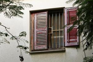 una pequeña ventana en un edificio residencial en una gran ciudad foto