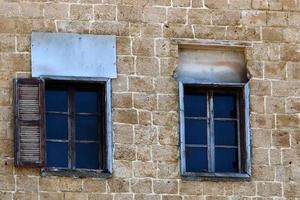 una pequeña ventana en un edificio residencial en una gran ciudad foto