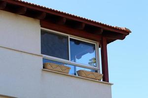 una pequeña ventana en un edificio residencial en una gran ciudad foto